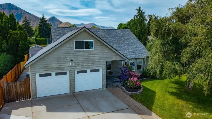 Beautiful front entrance with mountain views Beautiful front entrance with mountain views