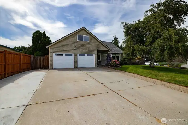 Spacious driveway and attached garage Spacious driveway and attached garage