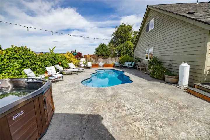 Pool and hot tub perfect for entertaining Pool and hot tub perfect for entertaining