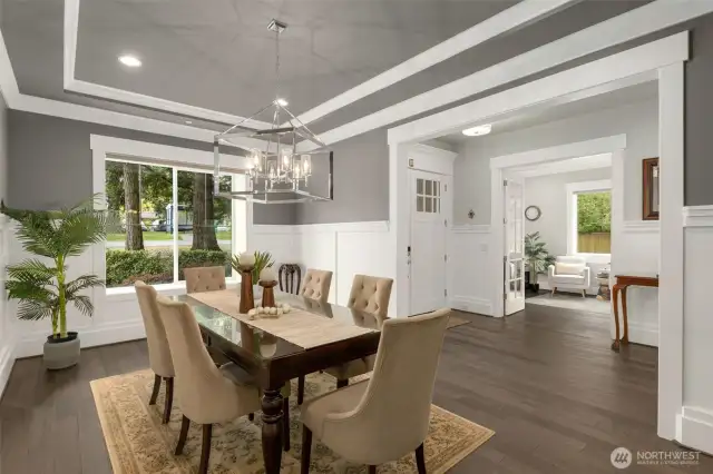 Host Thanksgiving meals and celebrations in this generous dining room