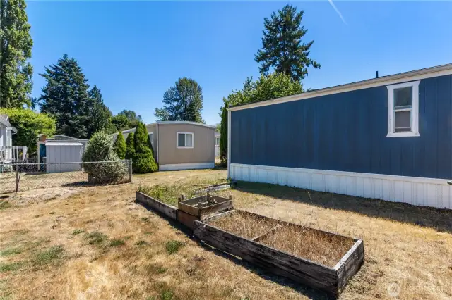 Make this space your own with a garden in this generous sized area