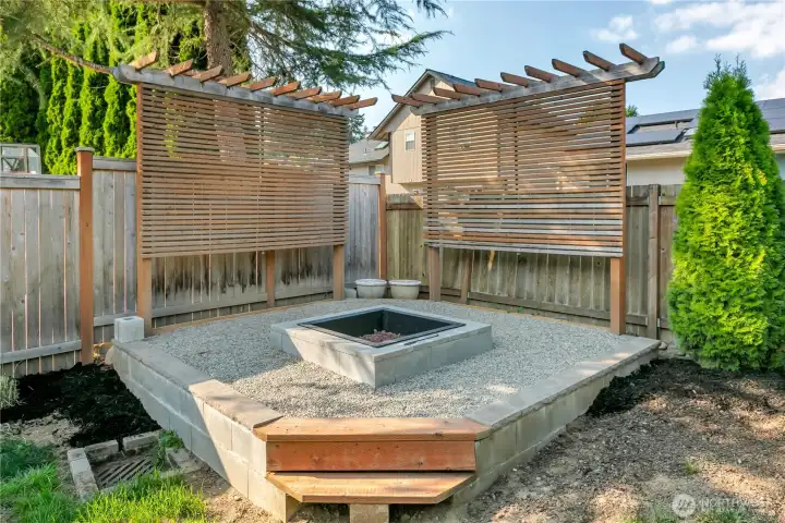 What a great firepit!! The privacy screens make the place very cozy.