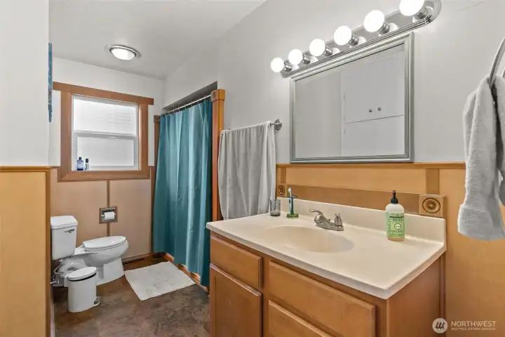 Main Floor Guest Bath