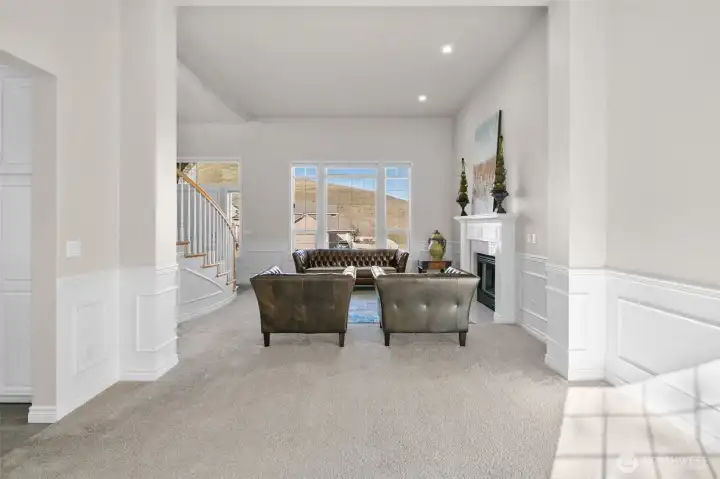 Dining/Living Room w/Fireplace