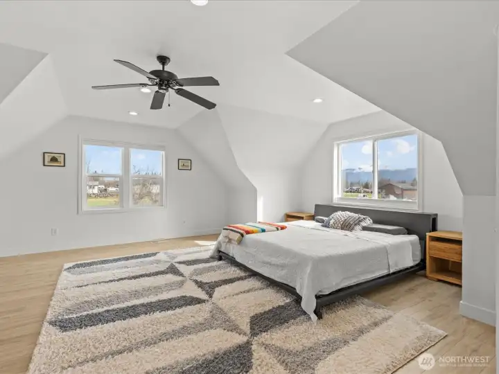 Upstairs Main Primary Bedroom