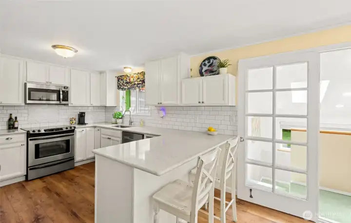 Kitchen with breakfast bar