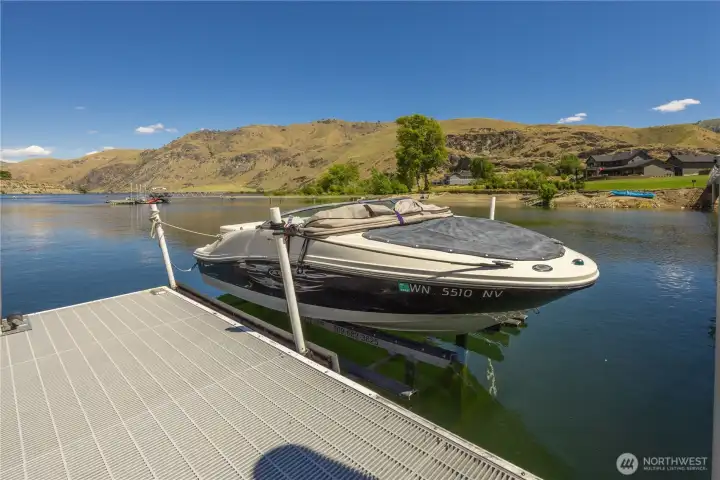 Oversized boat lift can accomodate large, pontoon-style boats