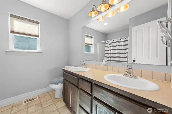 2nd floor bathroom