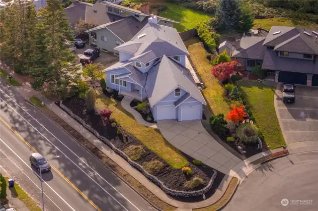 Gorgeous custom home on corner cul-de-sac lot!