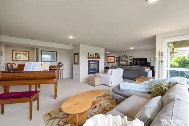 2nd gas fireplace to keep you cozy in this fantastic family room