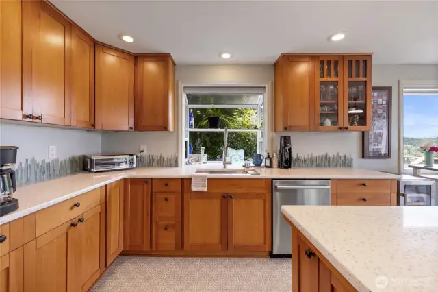 Newer Bosch fridge & Dishwasher and new Curava recycled glass counters