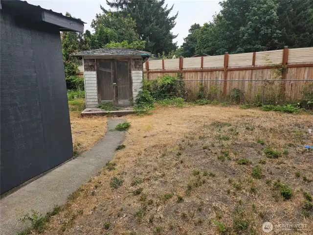 Small Green house. In poor but salvageable condition