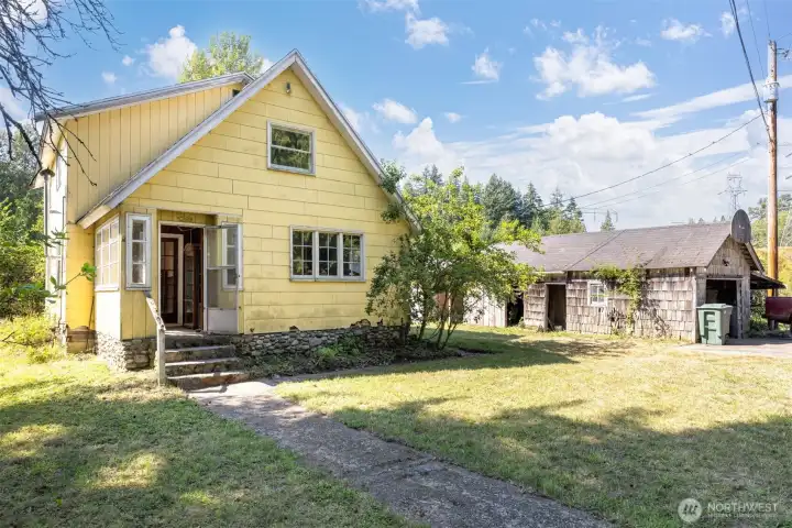 1900 farmhouse on 18.2 acres with outbuildings. House is a fixer or tear down with 3 bedrooms with multiple bonus rooms. The value is in the land and improvements.