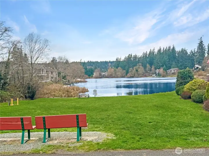 Community area across the street makes it easy for launching boats, paddleboards Etc. Perhaps, relaxing while watching all the wildlife that visits Smith Lake.