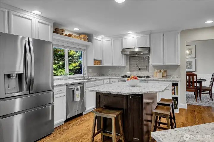 Updated Gourmet kitchen w/quartz countertops & island, high-end SS appls.
