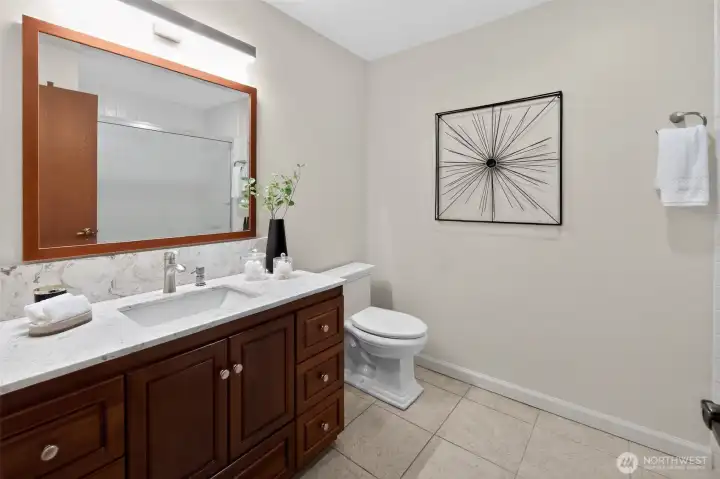 Hallway full Bathroom