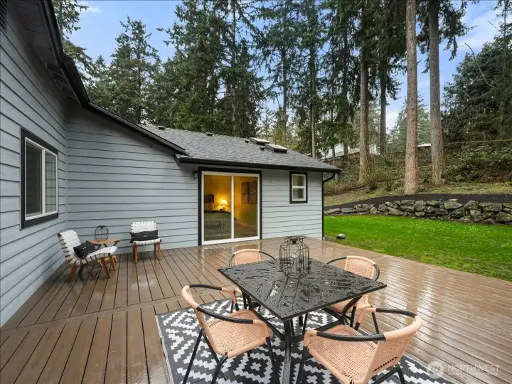 Back deck setting to yard