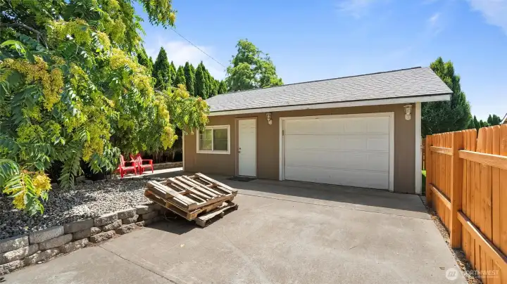 Detached garage in back