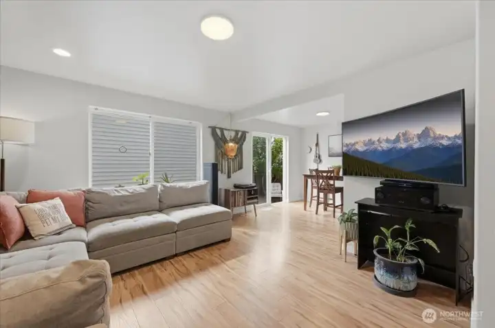 Eating area off the living room and kitchen