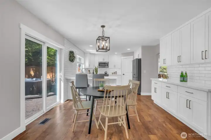 Custom kitchen complete with downlights, XL breakfast or coffee bar Custom kitchen complete with downlights, XL breakfast or coffee bar
