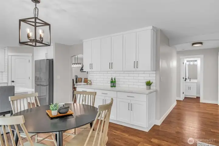 Custom kitchen complete with downlights, XL breakfast or coffee bar Custom kitchen complete with downlights, XL breakfast or coffee bar
