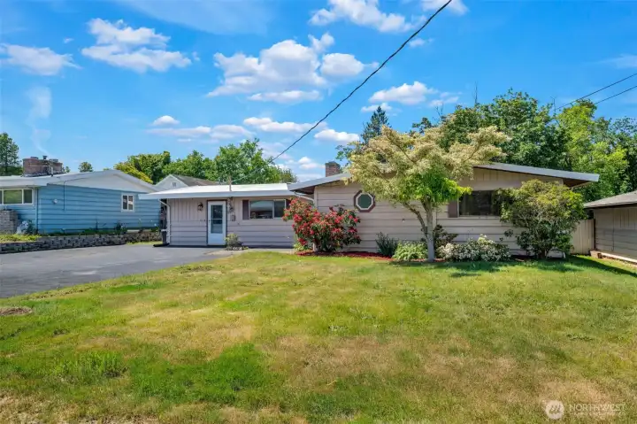 This home is close to Salt Water State Park and Redondo Beach. Private backyard and a great neighborhood