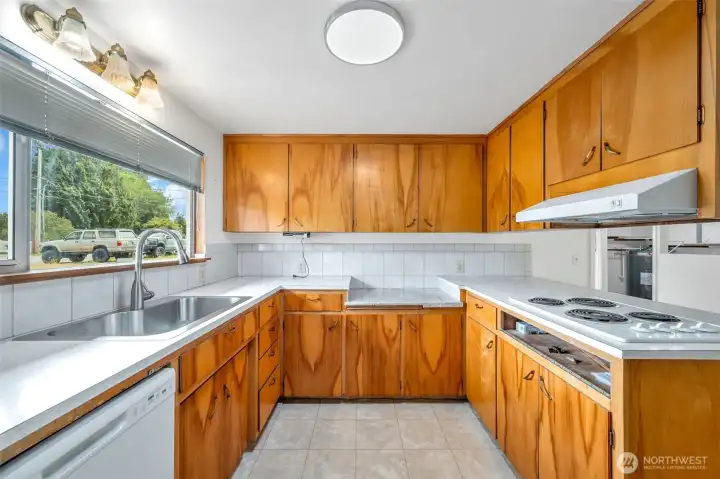Good-sized kitchen with a breakfast bar and lots of cabinets.