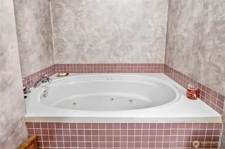 Deep, jetted tub! Deep, jetted tub!