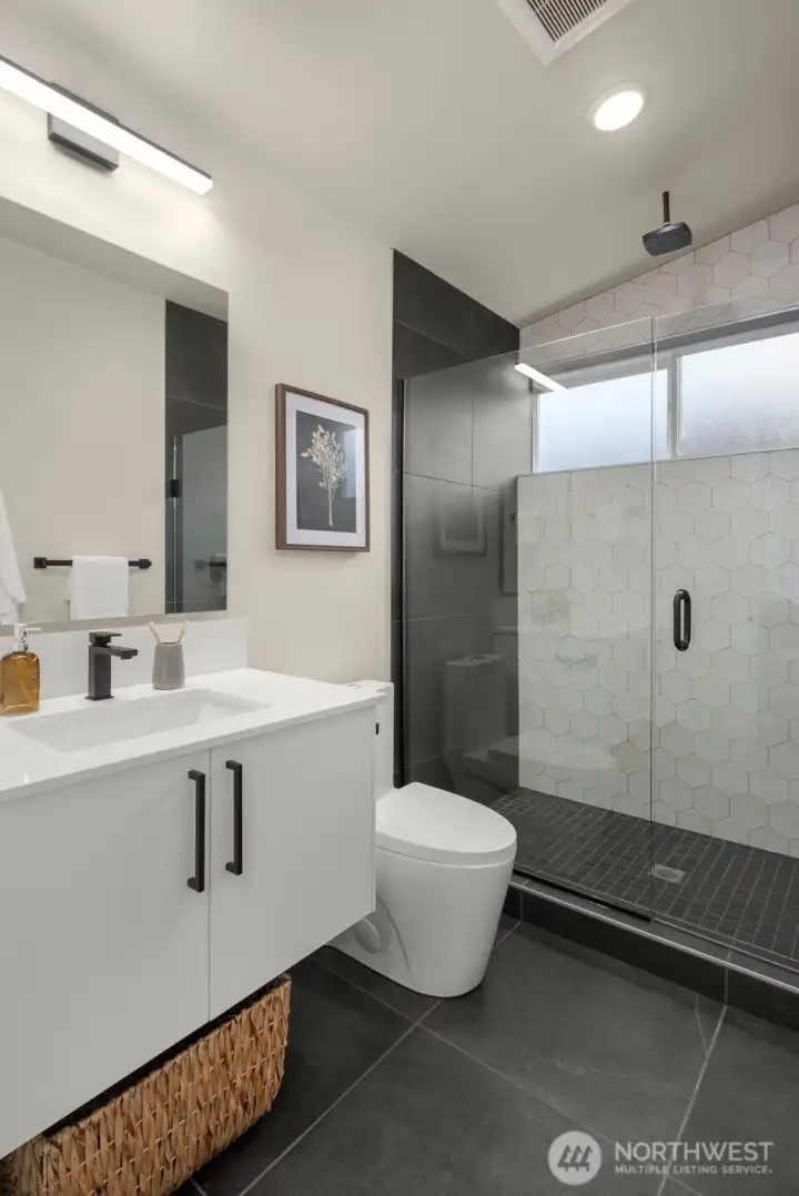 Where clean design meets quiet indulgence, this bath balances sophistication with pure comfort.