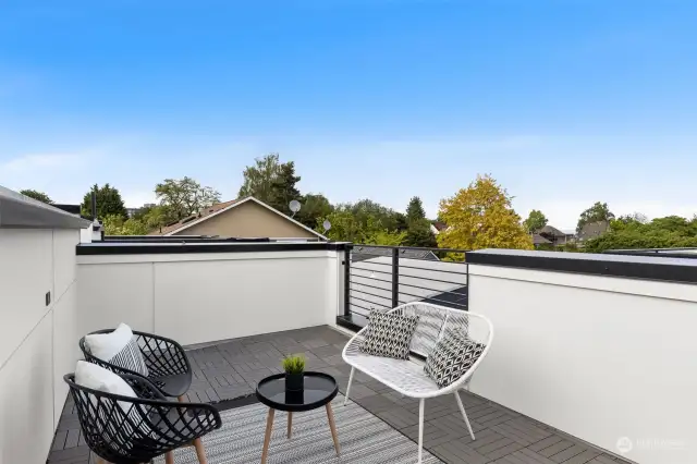 Your private rooftop escape! This stylish deck is perfect for morning coffee, sunset wine, or just soaking up Seattle’s fresh air.