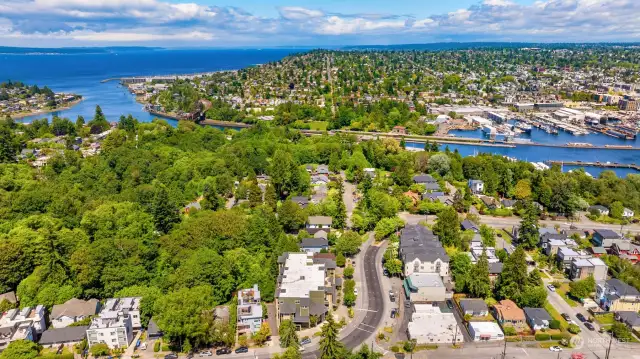 Just 1/2 mile to the Ballard locks and a 1/4 mile to Discovery Park.