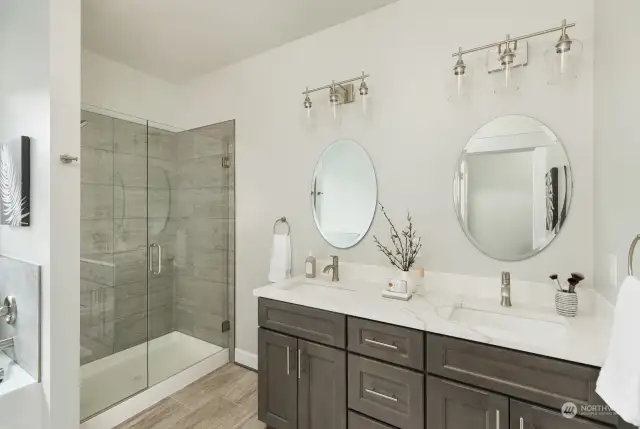 Full 5-piece ensuite bathroom