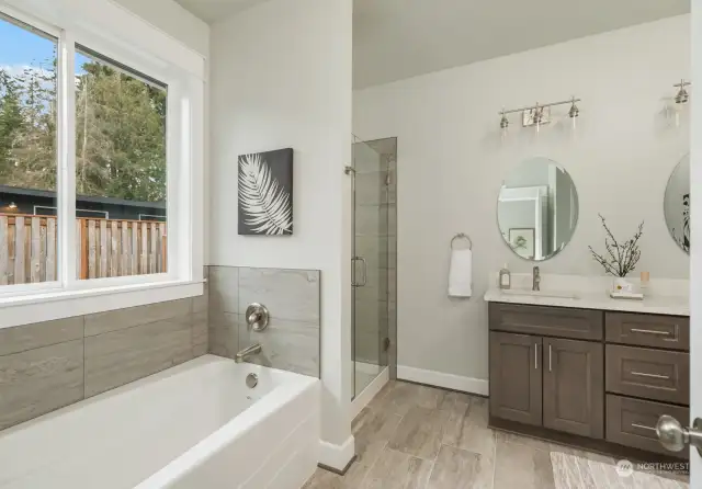Full 5-piece ensuite bathroom
