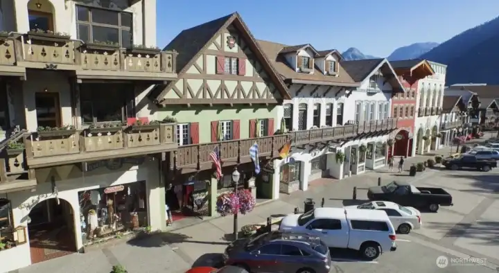 15 minutes to the Bavarian town of Leavenworth's year round events.