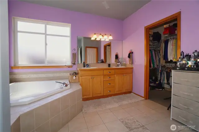 Primary bath, double vanity, soaking tub & walk in closet