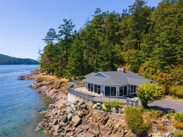 Skyline amenities include: Beachfront Cabana, sports courts, Tugboat Park, Beach Club.