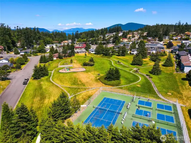 Skyline Amenities including pickleball and tennis courts, playground, basketball courts.