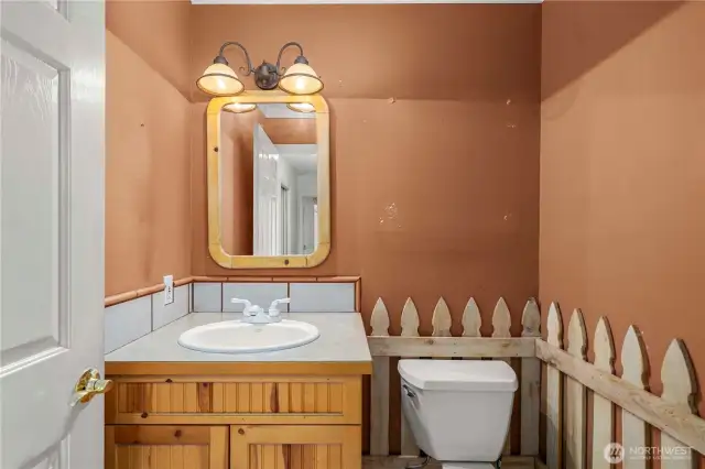 Main floor 1/2 bathroom