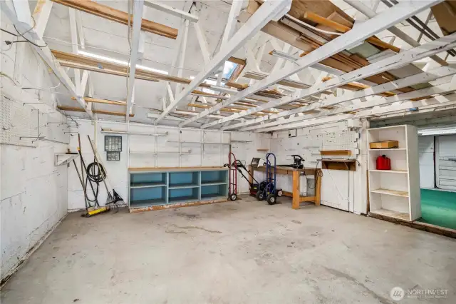 Outbuilding/ shop with two zones