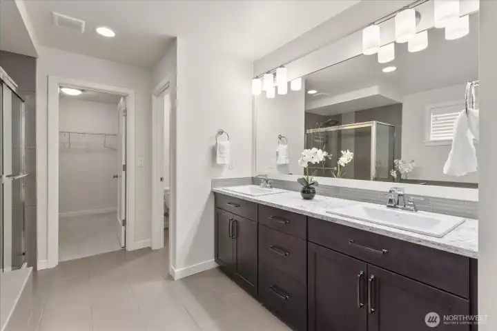 Primary bedroom ensuite 5-piece bath with walk-in closet.