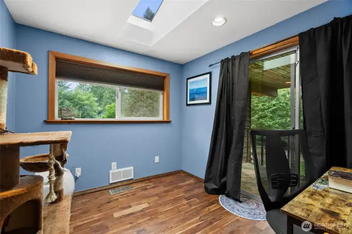 Solarium with hot tube that stays with the property