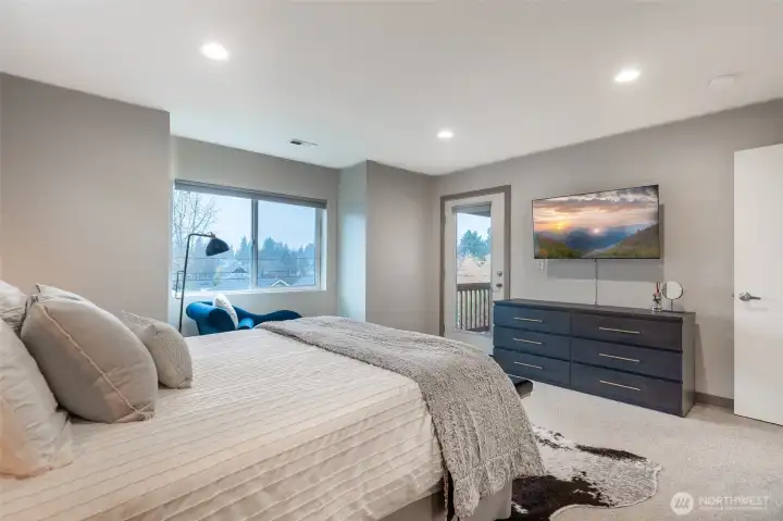 Access to upper balcony from the primary