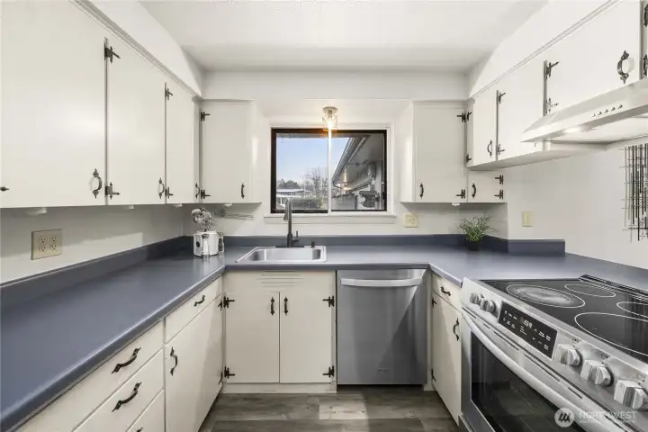 Tons of storage in the cabinets