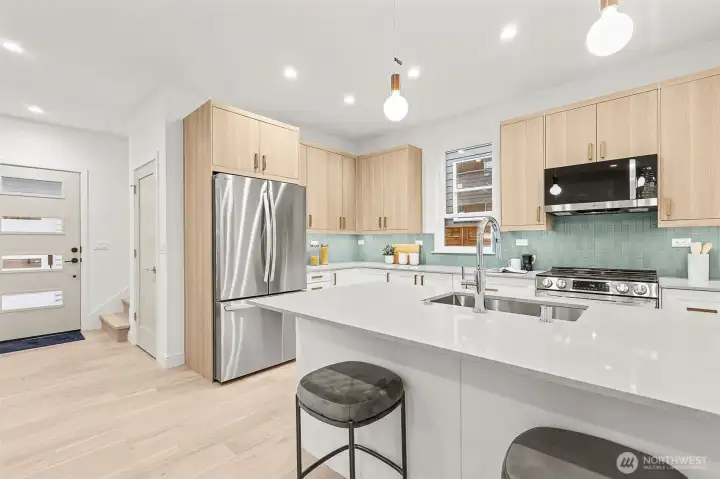 excellent kitchen for cooking and entertaining