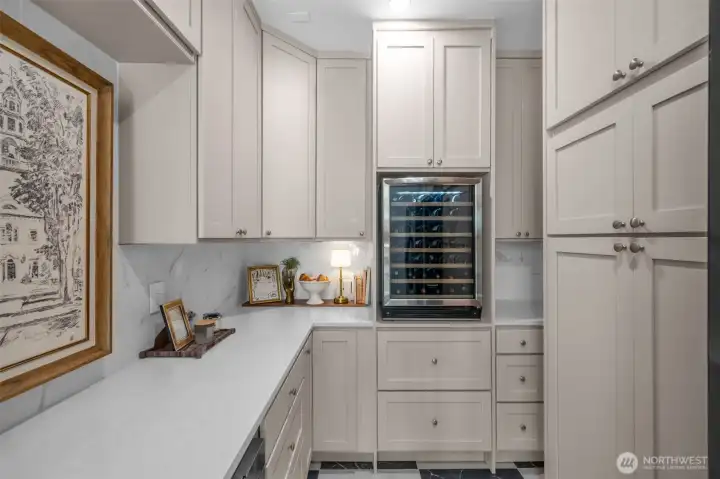 Just finished, this butlers pantry is swoon-worthy. Highly designed & highly practical.
