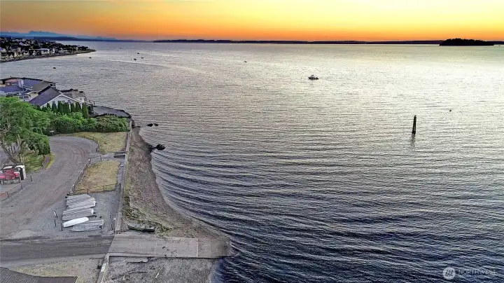 All this, yet an ~Hour-Drive to Seattle~