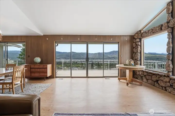 Slider in great rm/dining area