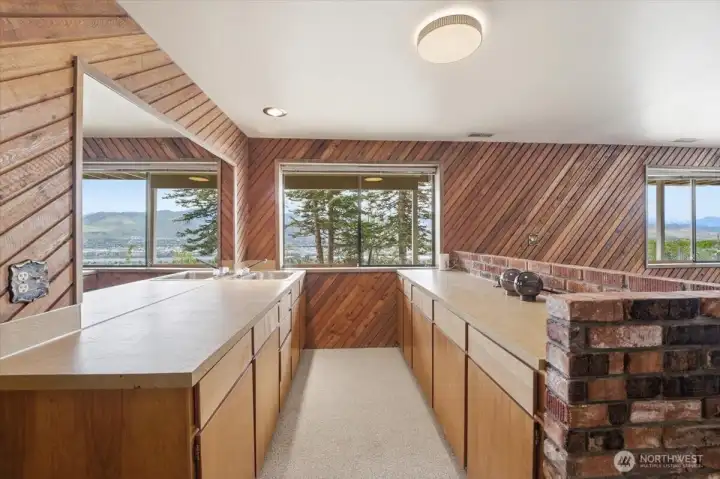 Wet bar in basement rec room/family room
