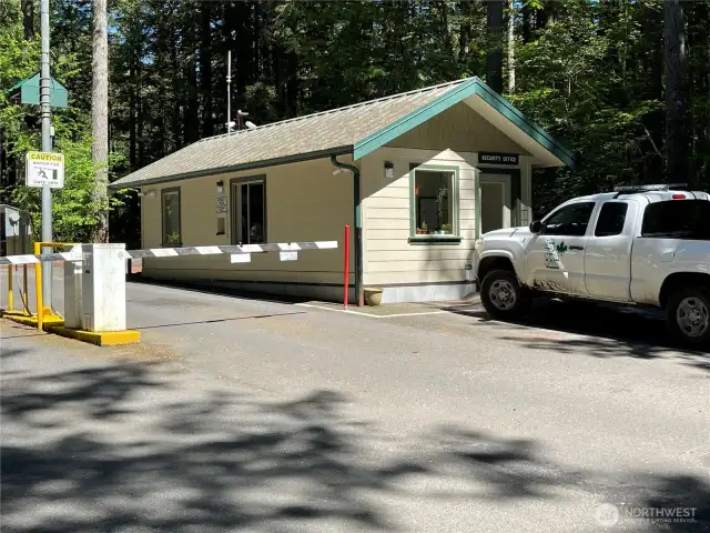 24/7 Security w/ gated entrance