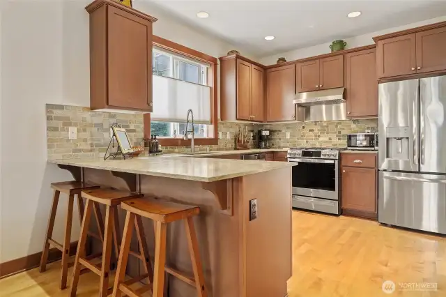 Eat-in kitchen w/breakfast bar.